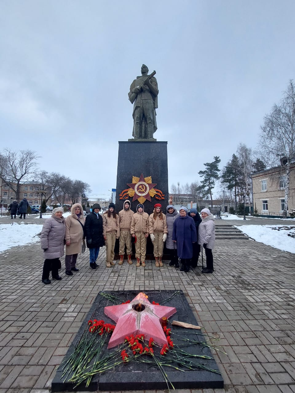 Ежегодно 3 декабря в России отмечается День Неизвестного солдата. Эта памятная дата – дань уважения бессмертному подвигу оставшихся безымянными павших защитников Отечества.