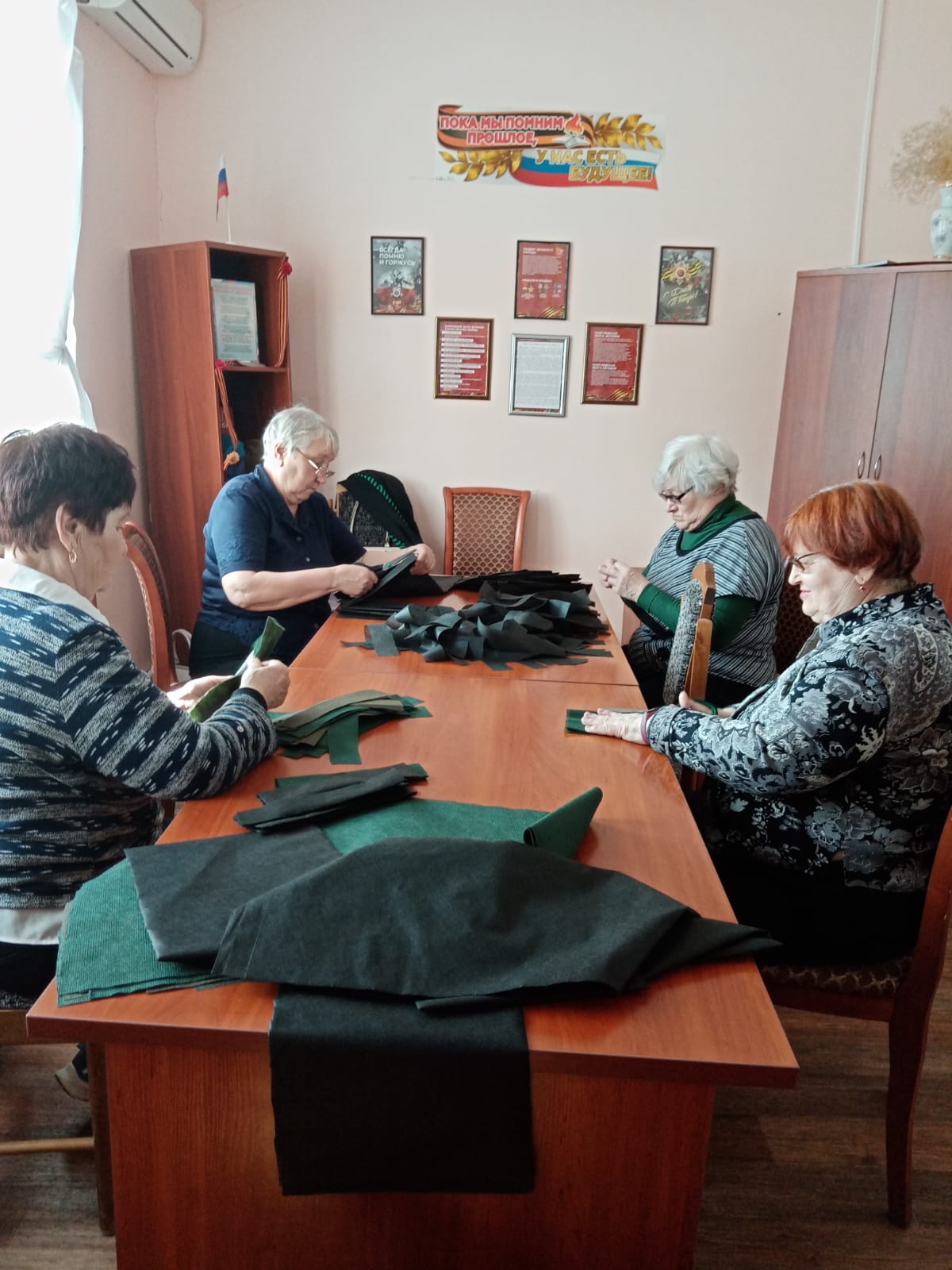 В Центре общения старшего поколения в Большеберезниковском районе ОСФР по Республике Мордовия продолжается работа по плетению маскировочных сетей для наших бойцов.