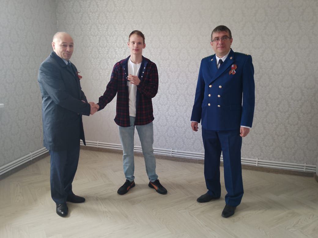 Ключи от квартиры вручили сироте Бакулину Данилу Сергеевичу.