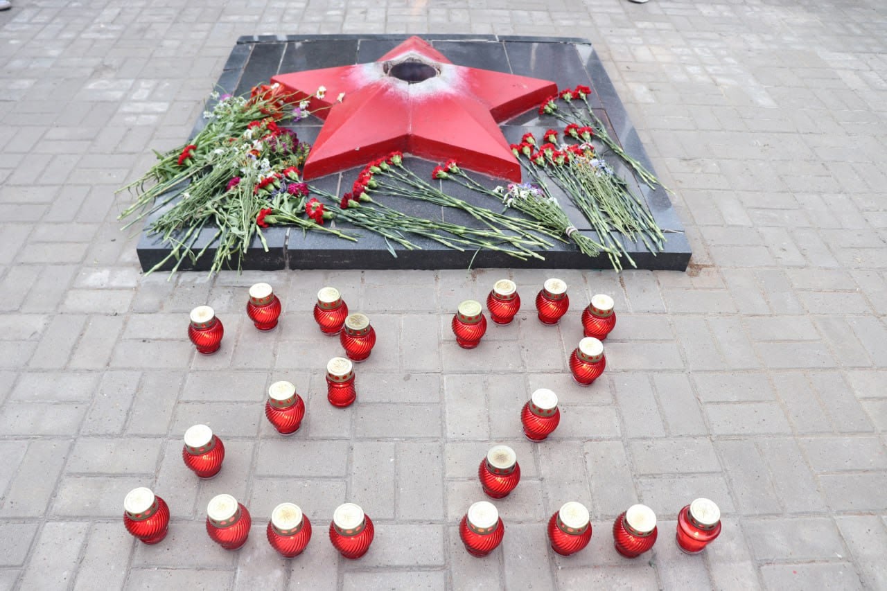 ️Каждый год 22 июня люди зажигают миллионы свечей и несут их к мемориалам памяти🕯️.