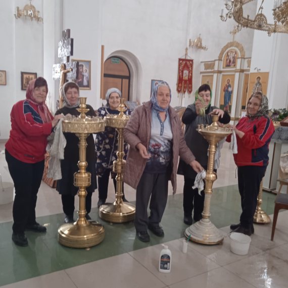 Активисты Центра общения старшего поколения в Большеберезниковском районе ОСФР по Республике Мордовия занимались генеральной уборкой Троицкого Храма к Пасхальному богослужению. Активисты Центра общения старшего поколения в Большеберезниковском районе ОСФР по Республике Мордовия занимались генеральной уборкой Троицкого Храма к Пасхальному богослужению.